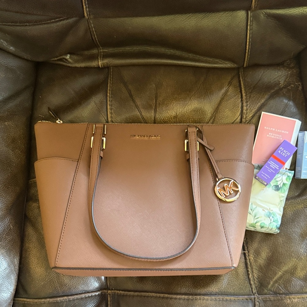 Michael Kors Tan Tote Bag w/ Gold Accents NWOT w/bonus tissues & beauty samples